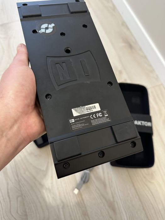 DJ контроллер Traktor Kontrol X1 MK2.