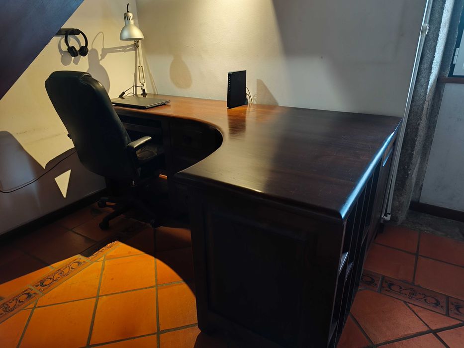 Secretária em madeira maciça