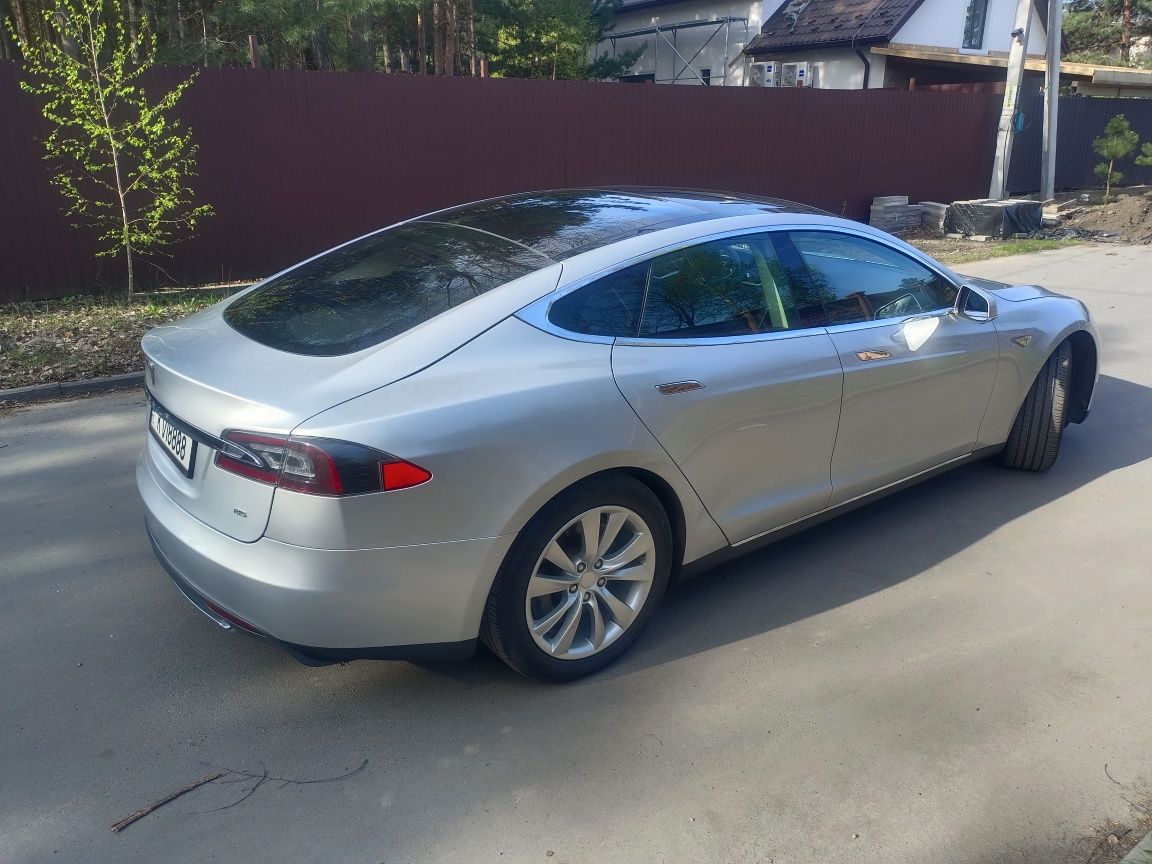 Tesla model S 85 kWt 2013