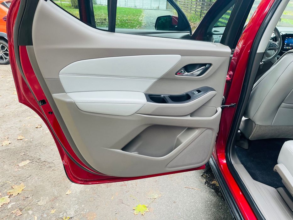 Шевроле Traverse 20 год семь мест минимальный пробег не крашеный!