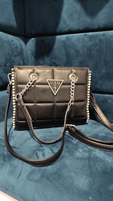 Torebka logowana guess czarna damska pikowana