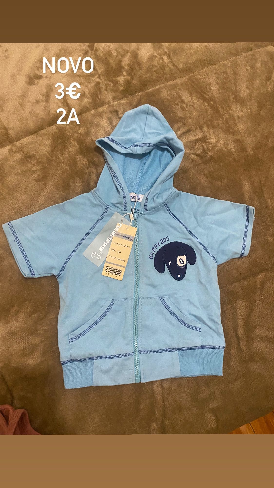 Roupa de criança nova com etiqueta