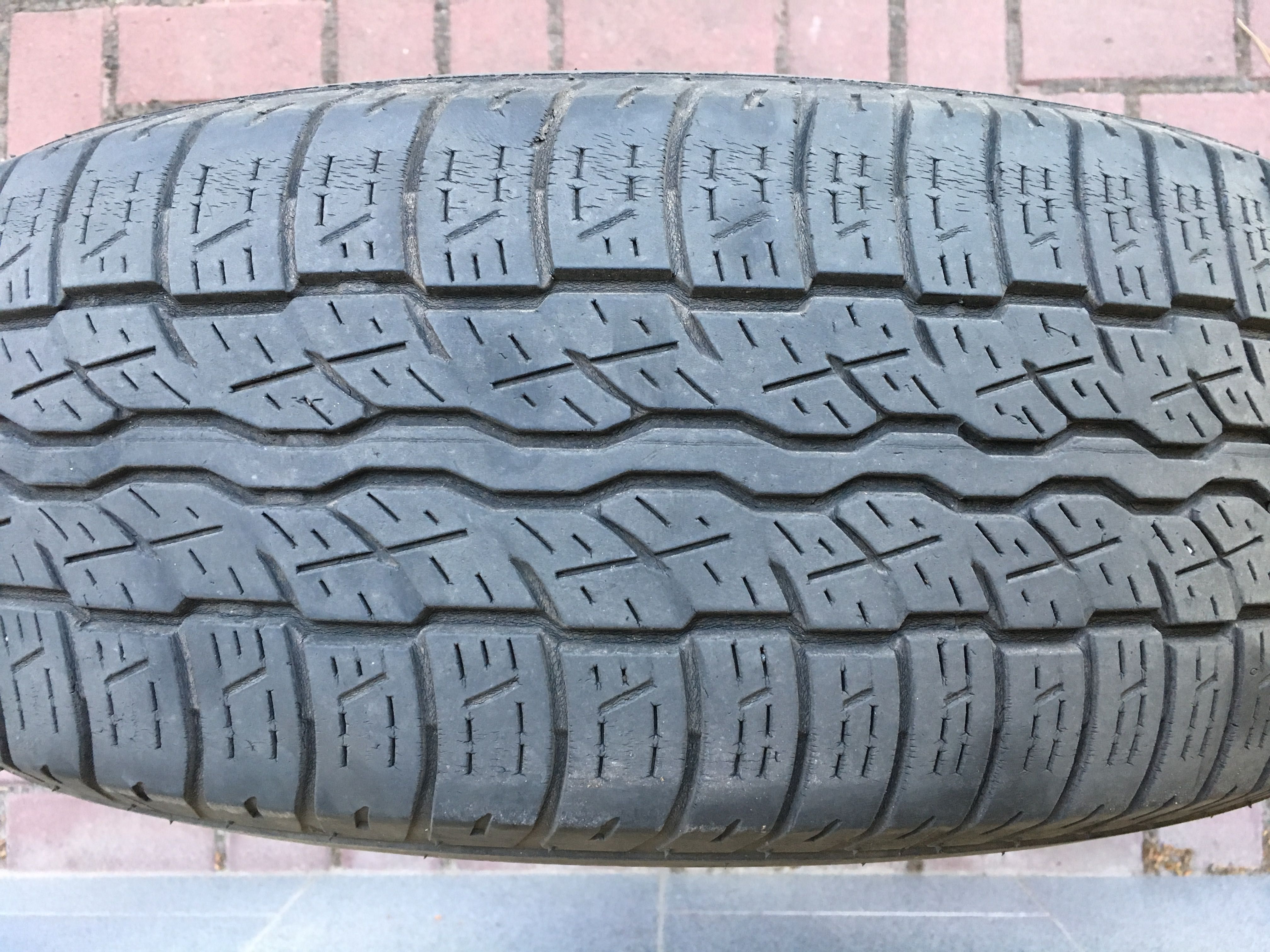 Резина 225/65 R17 Bridgestone Dueller H\T 687 101S шини