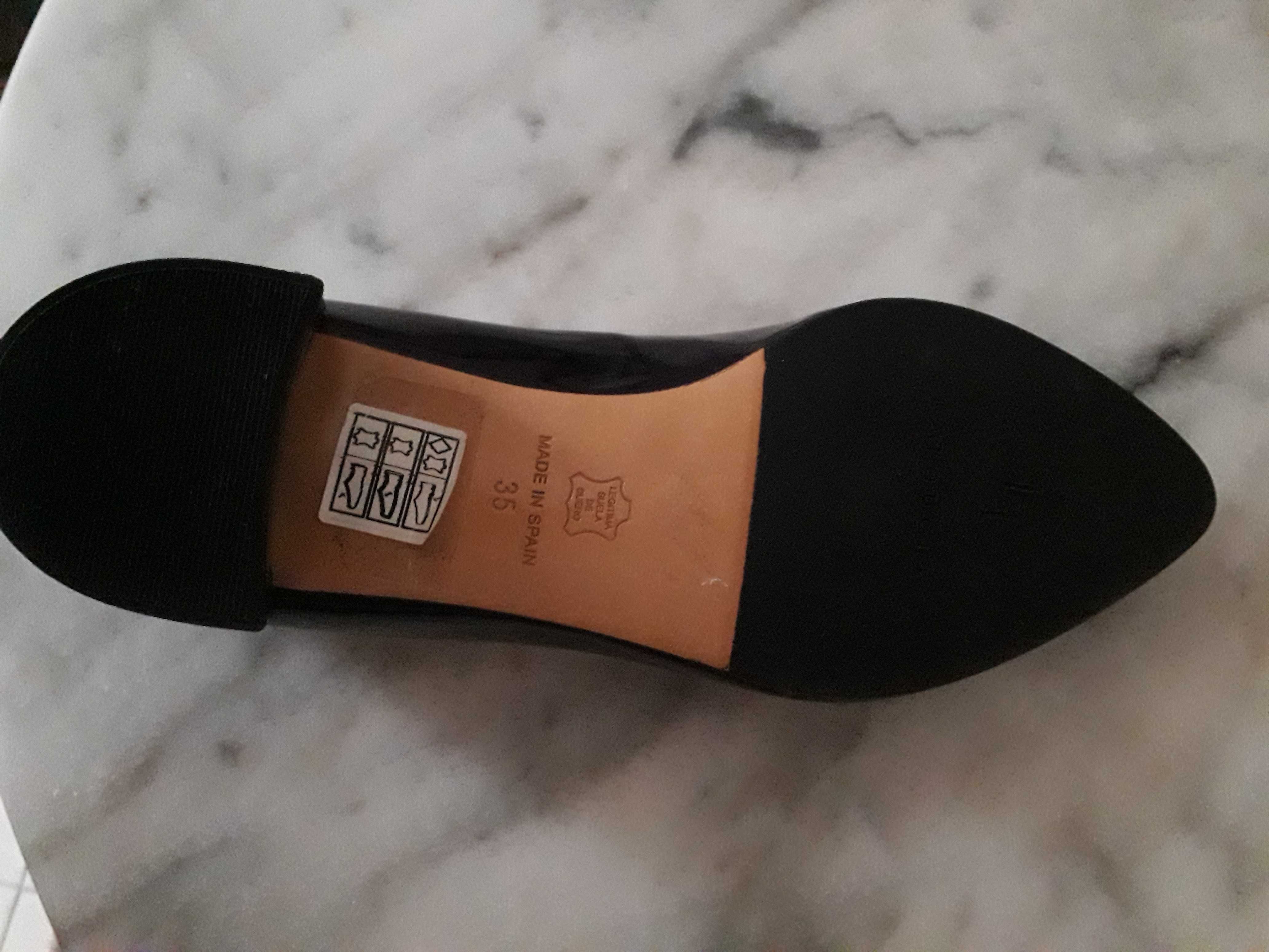 Sapatos novos, em pele vernizada