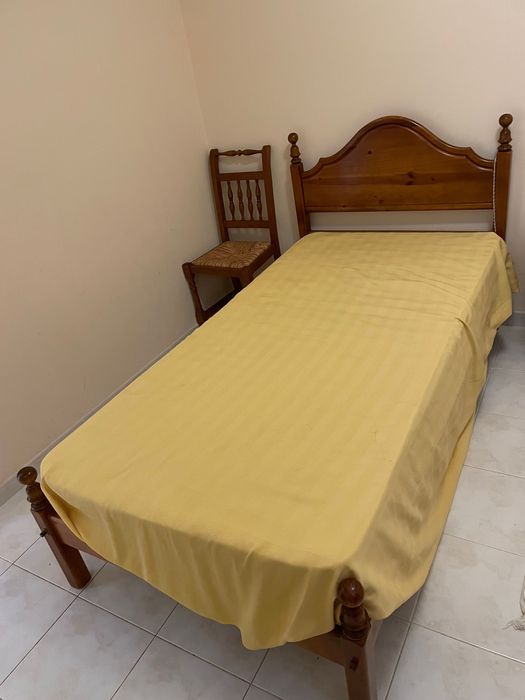 4 Camas individuais em madeira. Oferta de colchão.