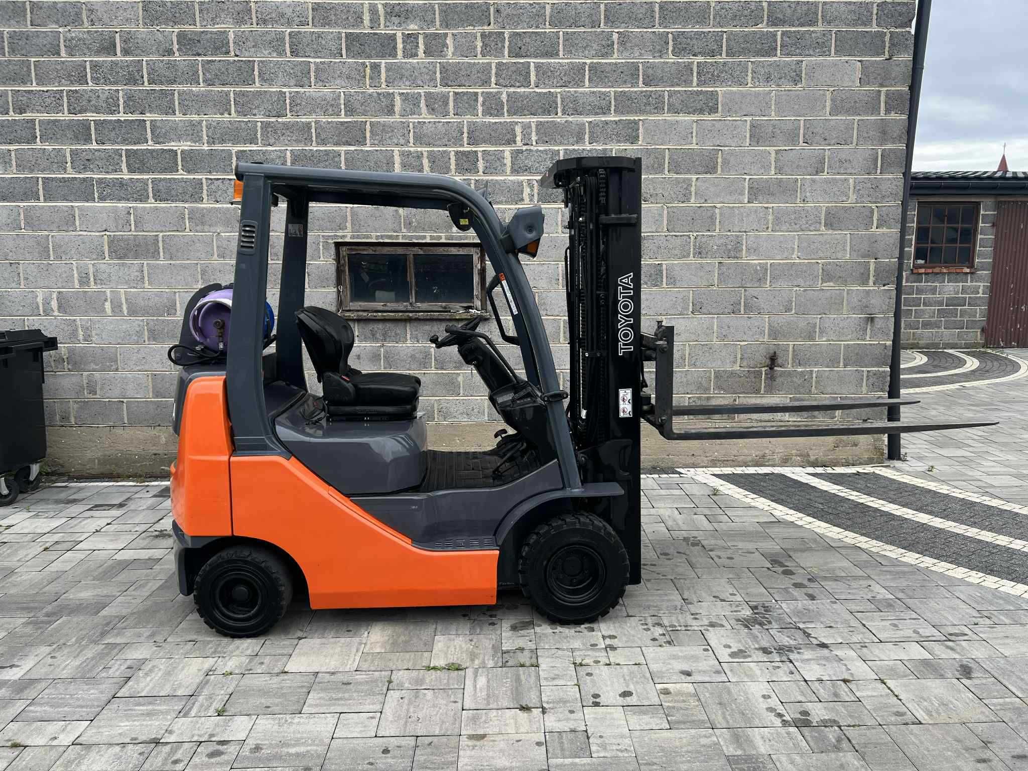 Wózek widłowy TOYOTA 2017 8FGKF20 TRIPLEX 41000 netto