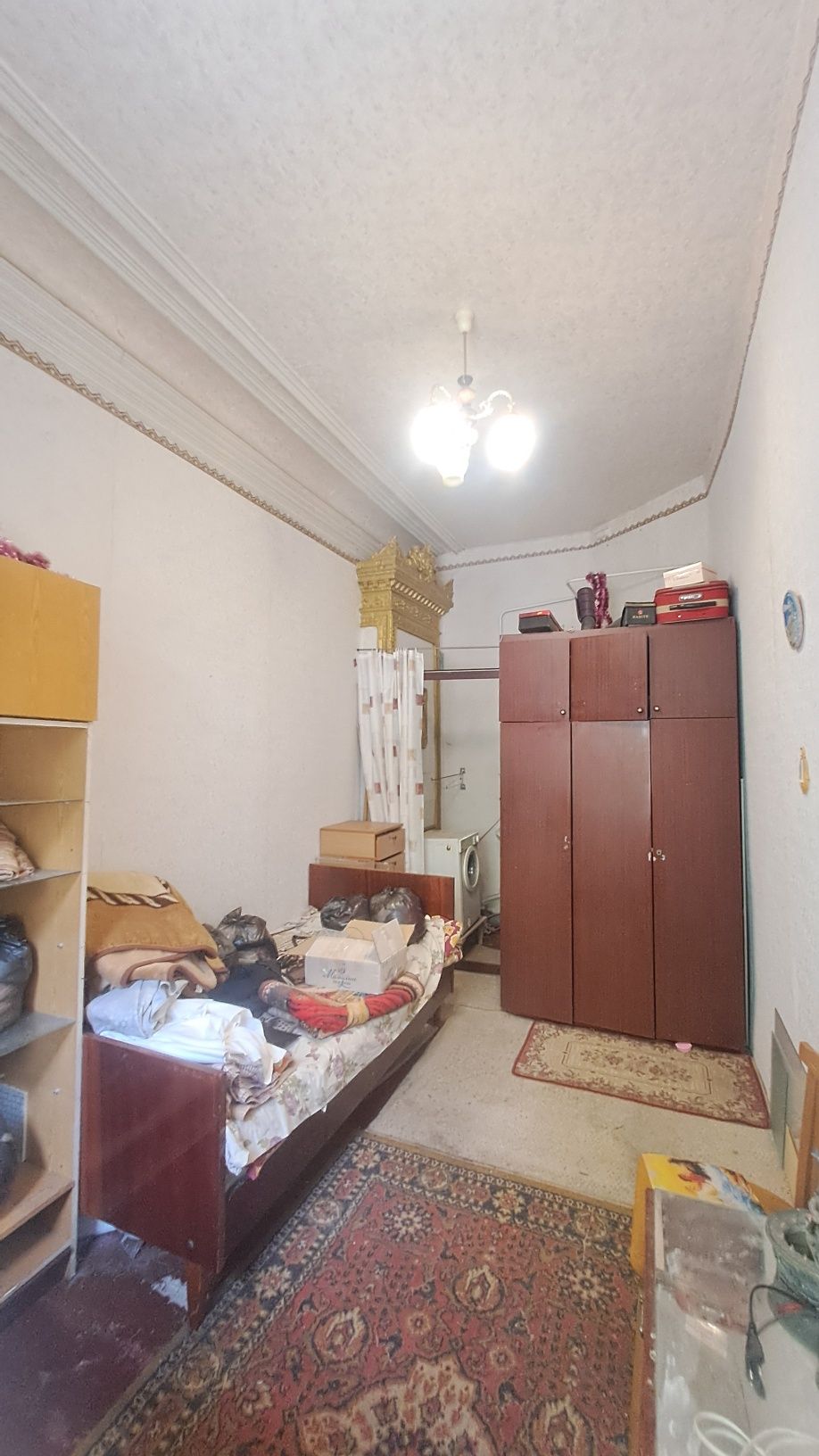 Продам две комнаты с балконом  в коммуналке в хорошем районе