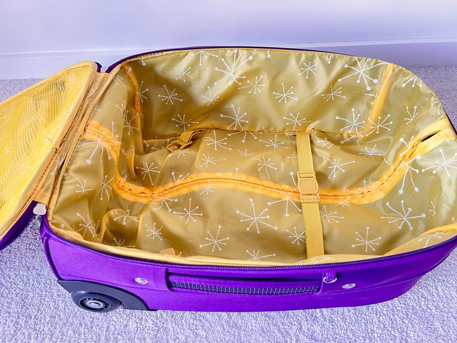 Mala de viagem com rodas lilás