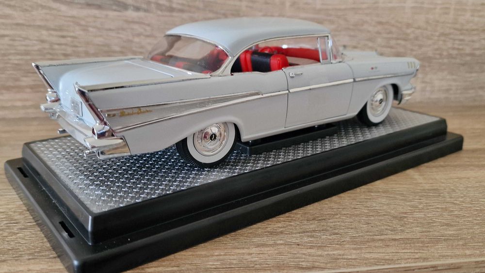 Miniatura Chevrolete Bell Air hardtop «1957» 1:18