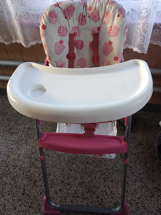 Krzesełko do karmienia dla dziewczynki.