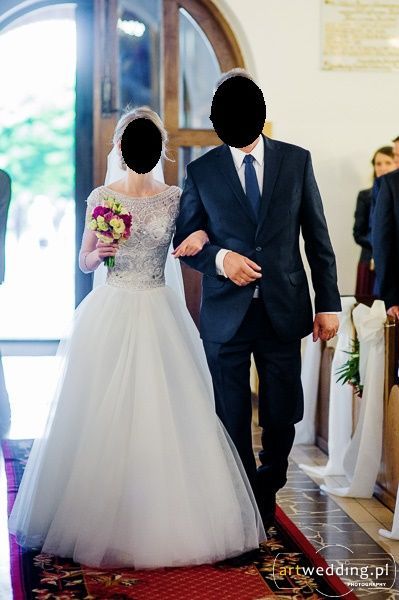 Suknia ślubna ze zdobieniami