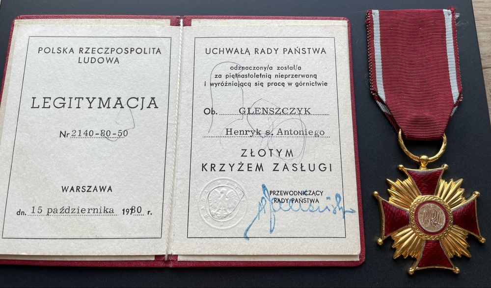Złoty i Srebrny Krzyż Zasługi PRL z legitymacjami po jednej osobie
