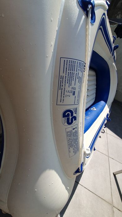 Barco insuflável com remos de alumini