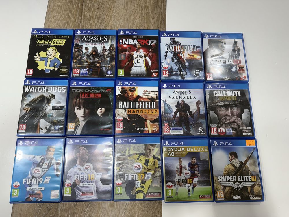 PS 4 czarne + 2 pady + stacja ładujaca + 15 gier