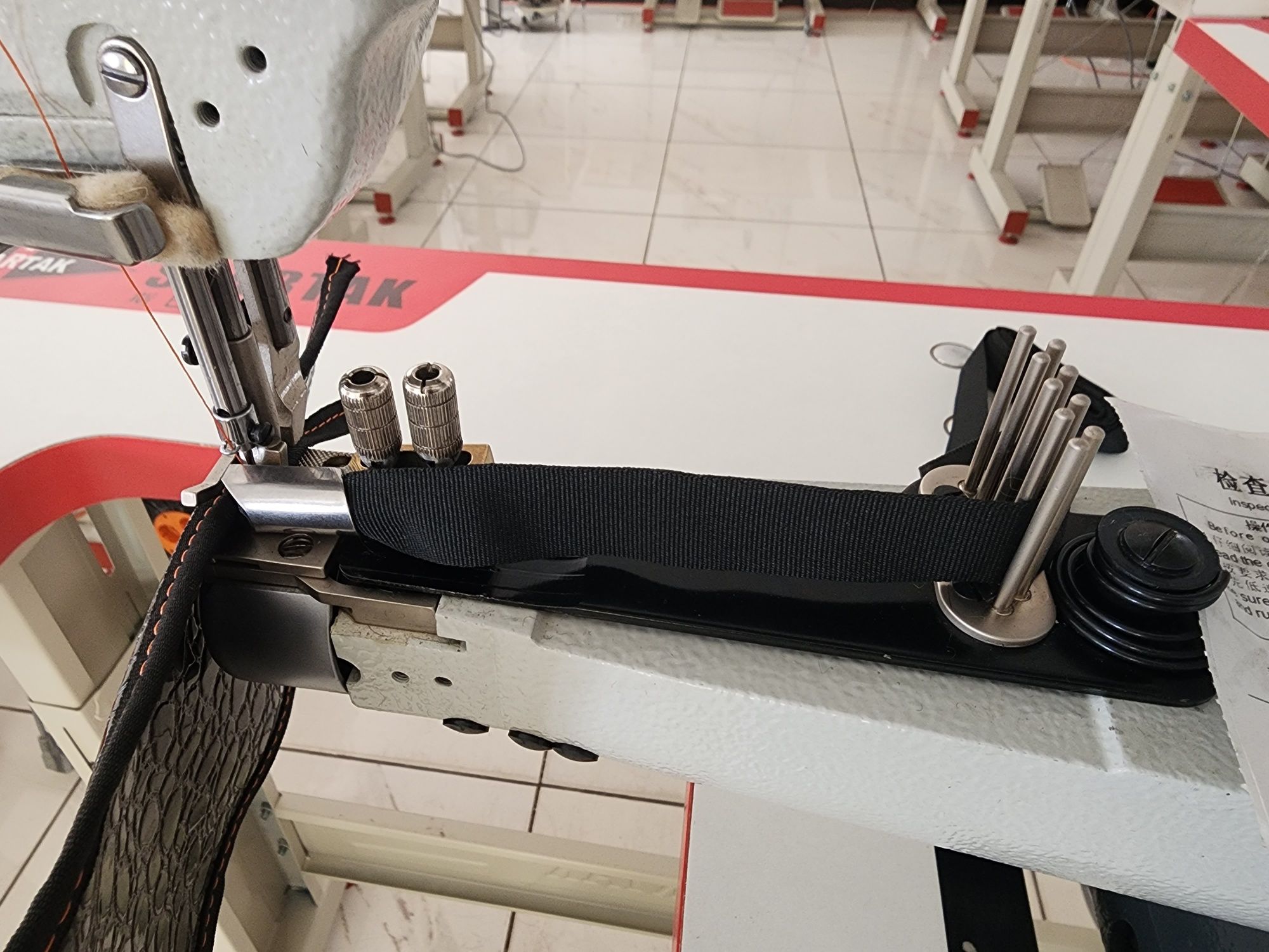 Рукавная швейная промышленная машина для настрачивания бейки