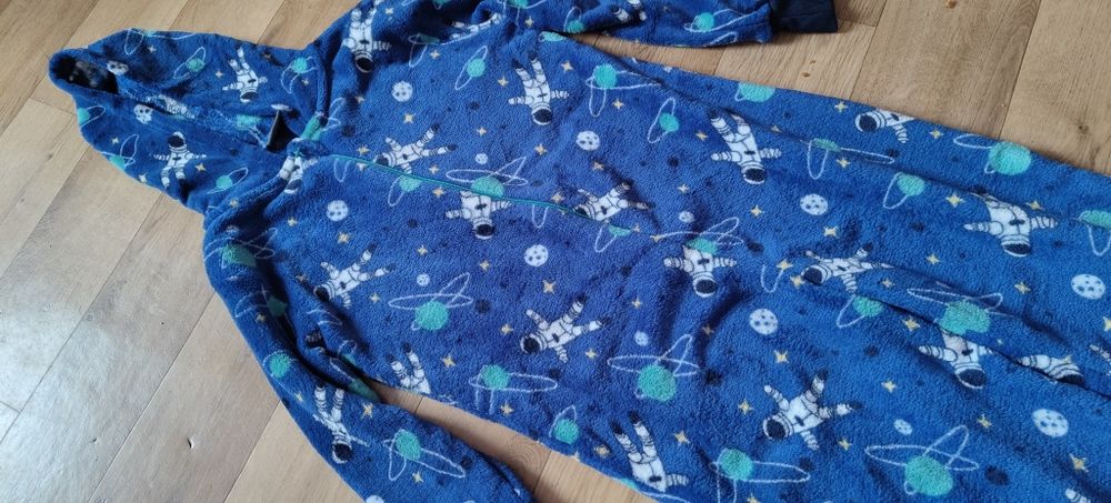 Sprzedam piżamę dziecięcą.