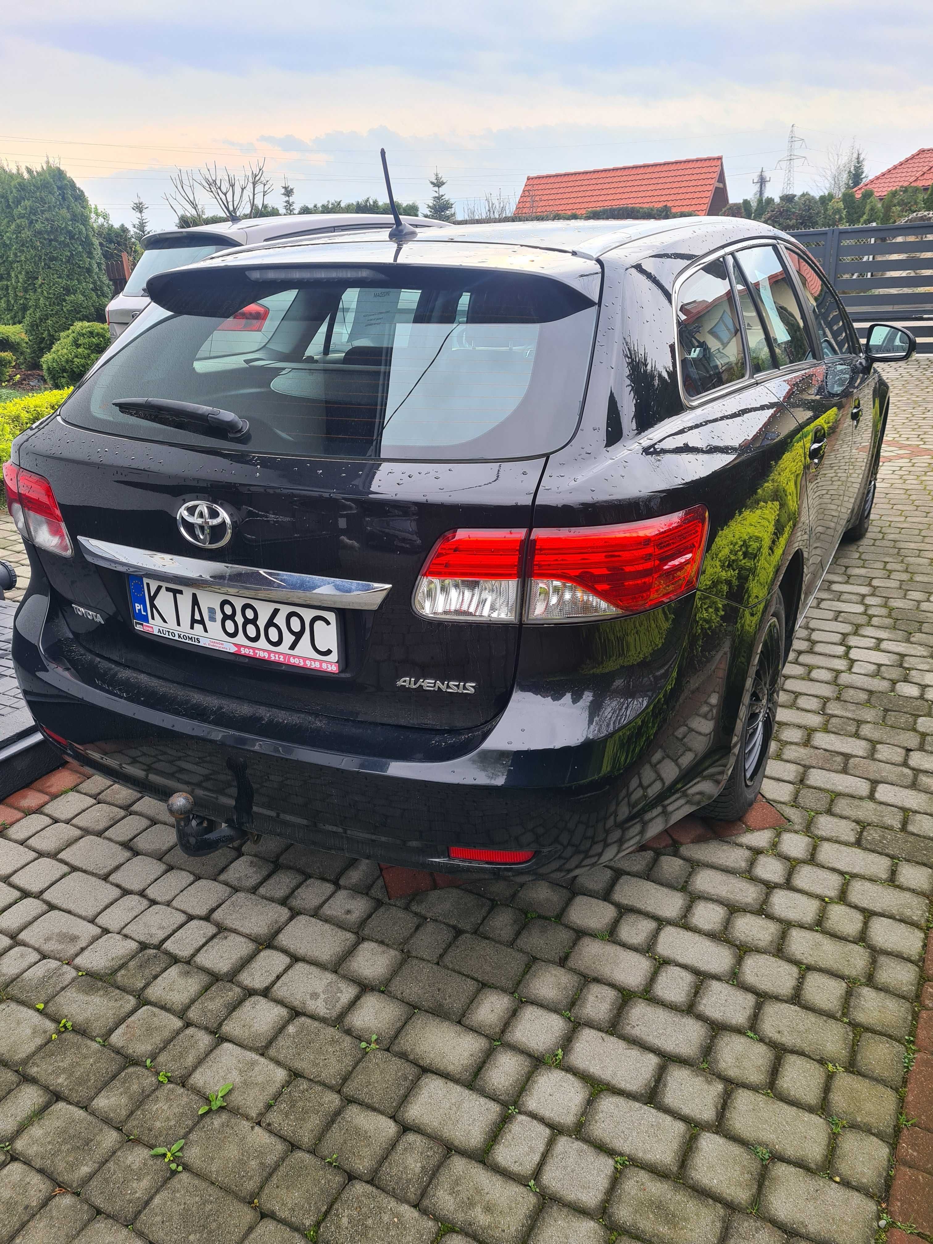 Sprzedam TOYOTA AVENSIS  1.8 benzyna  2013r