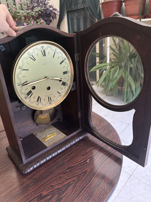 Relógio de parede antigo da Fábrica Nacional de Relógios Reguladora