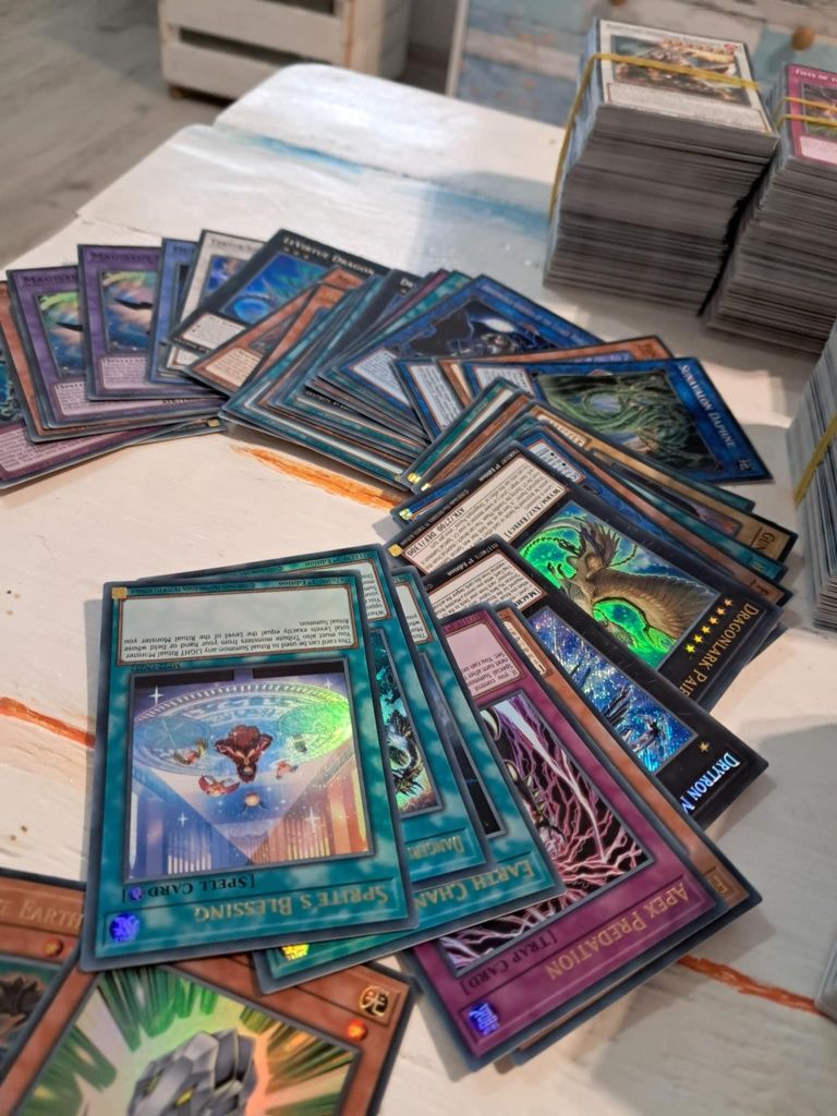 Około 4915 sztuk Karty kolekcjonerskie Yu-Gi-Oh!