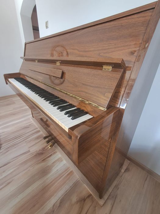 Pianino YAMAHA z połyskiem