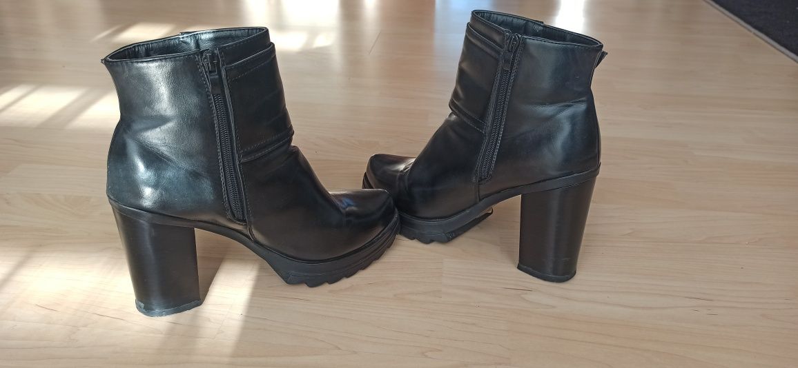 Buty zimowe na wysokim obcasie 39