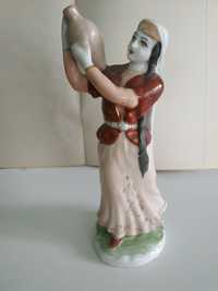 Фарфоровая статуэтка Девушка с кувшином.