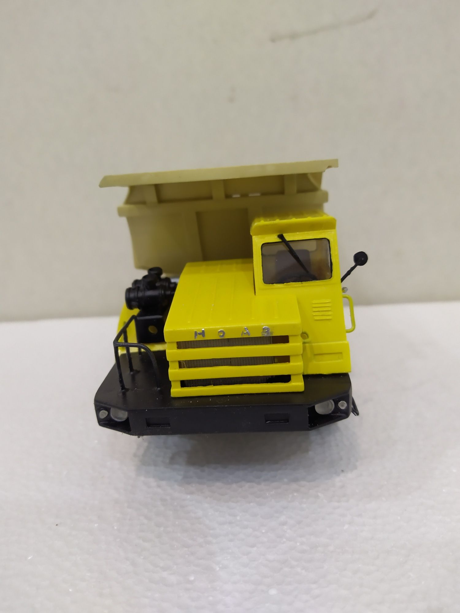 МоАЗ-522 карьерный самосвал . Масштаб 1 /43 .