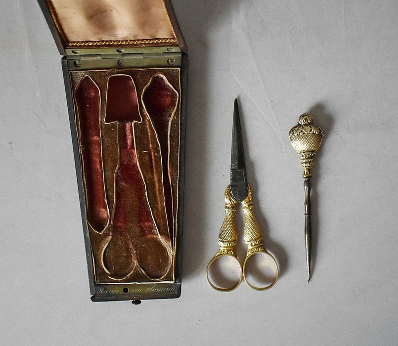 Starodawny przybornik krawiecki