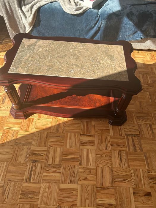 Mesa de centro com pedra mármore
