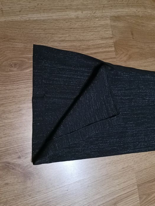 Czarne eleganckie materiałowe spodnie dzwony, ze srebrną nitką. L.