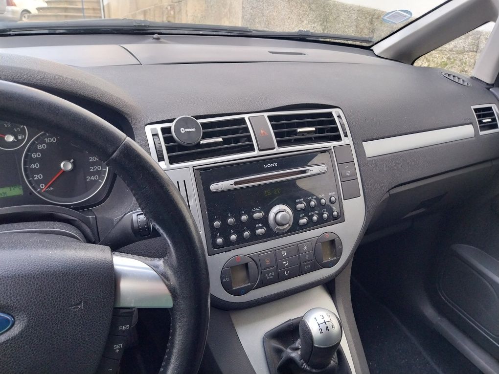 Viatura com 200.000 km de pessoa com mobilidade reduzida