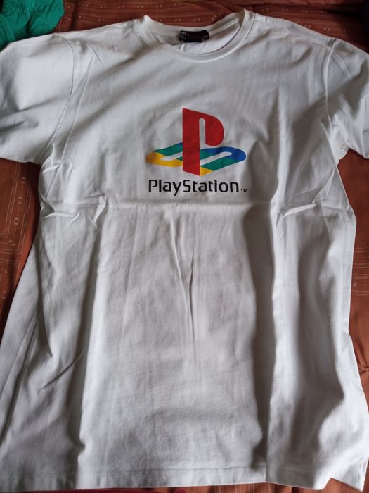 T-shirt's com logotipos e marcas de gaming