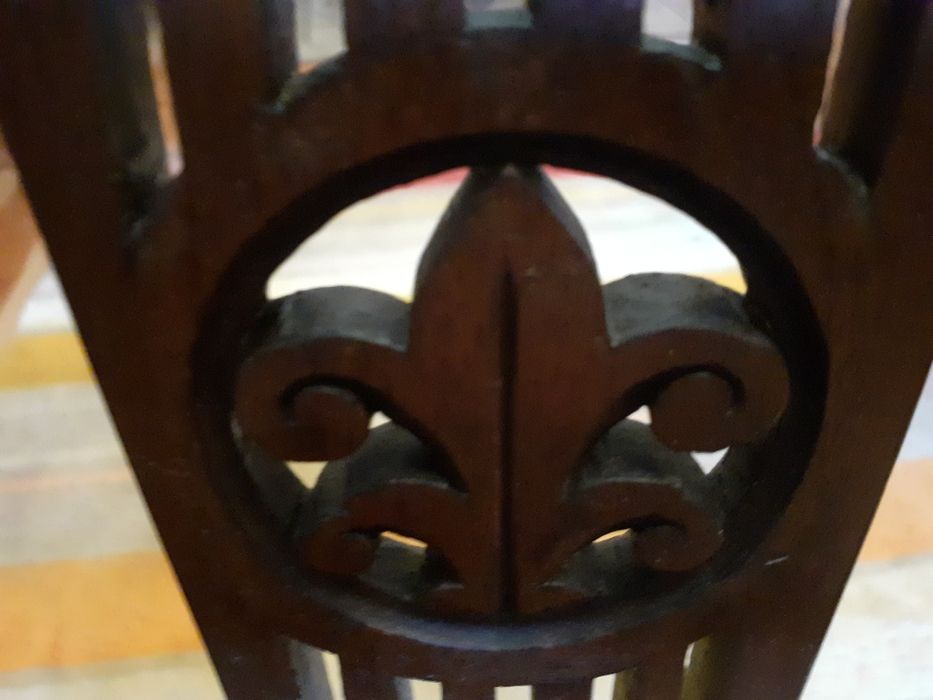 Cadeirão com estofo de veludo