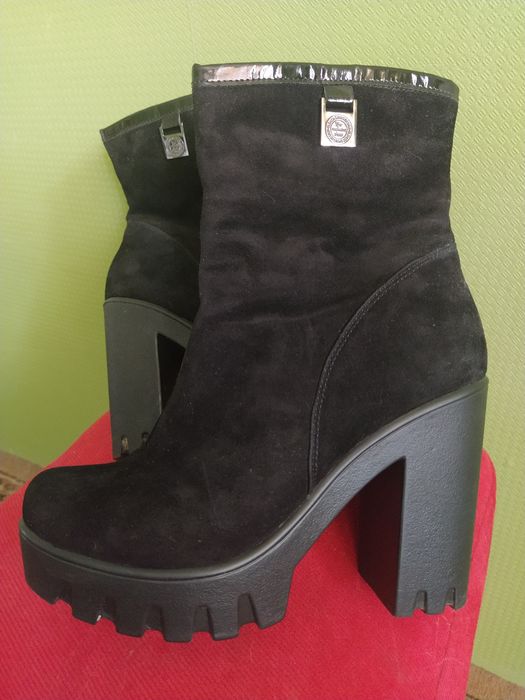 Зимові замшеві жіночі черевики на платформі