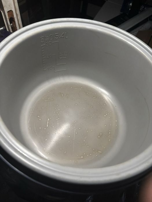 Рисоварки, столи, холодильна вітрина, дивани