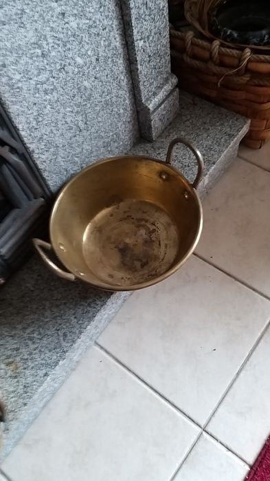 Vendo dois tachos em cobre em bom estado. Um com 32 cm outro com 28 cm