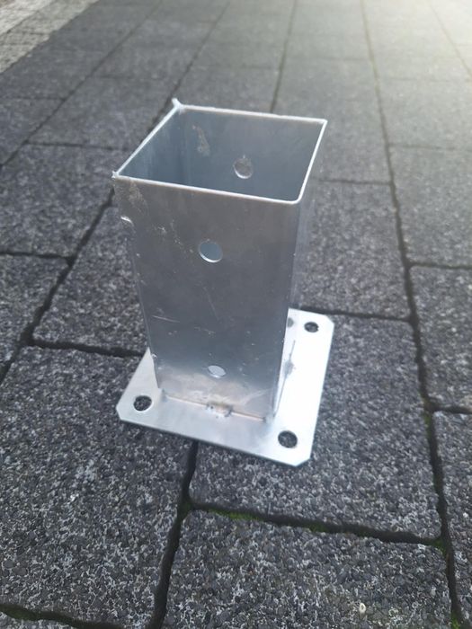 Podstawa słupka przykręcana do betonu  wspornik 7x7 cm