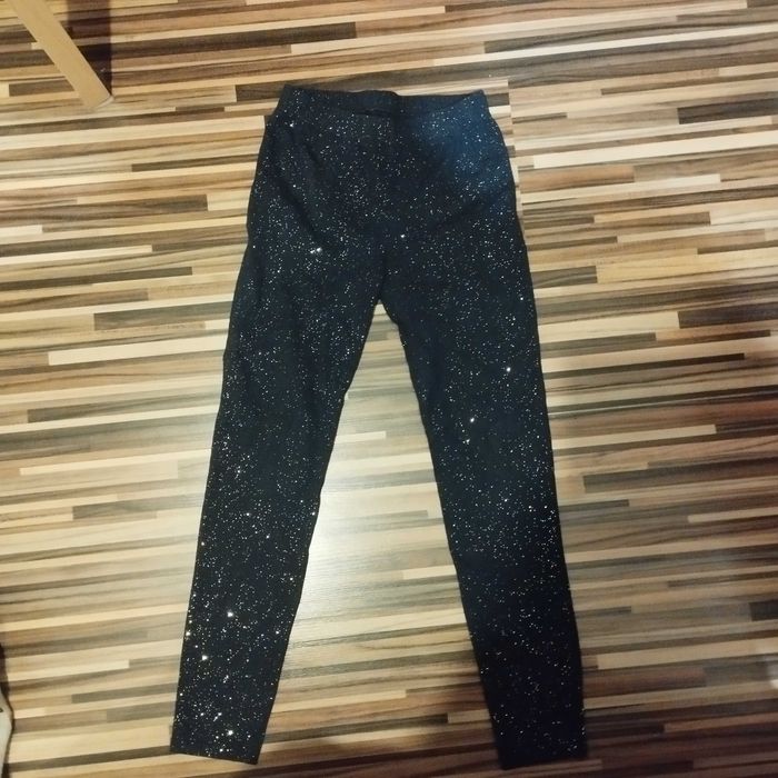 Leginsy w kolorze granatowym w rozmiarze 134/137.