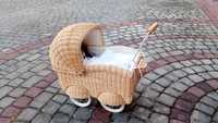 Ozdobny wiklinowy wózek dla lalek