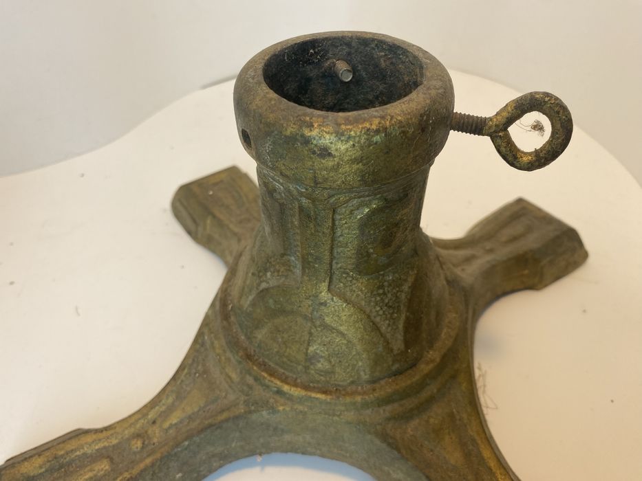 Żeliwna stara noga do choinki