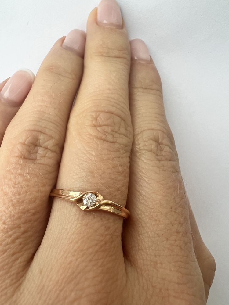 Золотое кольцо с бриллиантом красное золото 585 проба