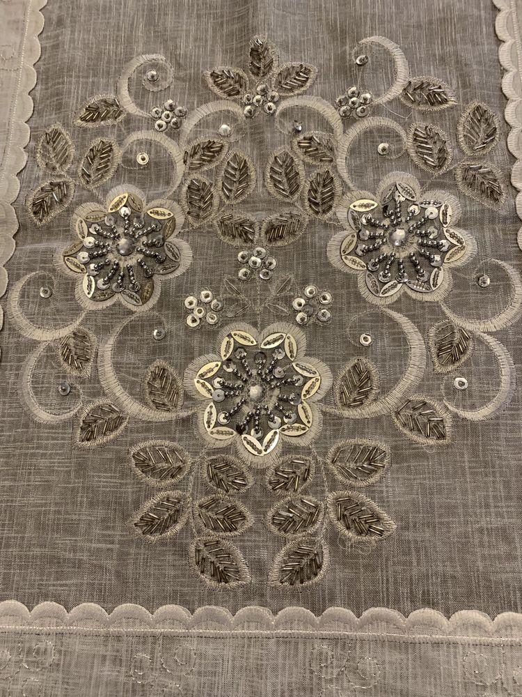 Toalha de mesa com missangas