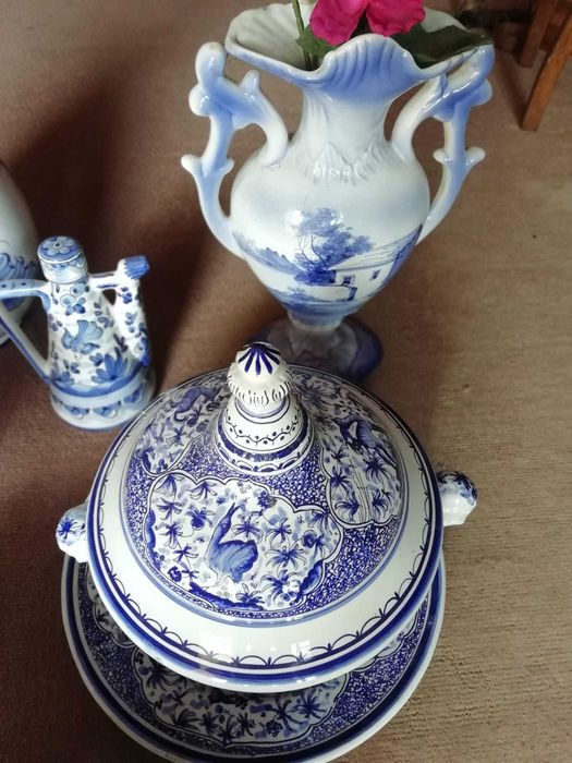 Grupo de peças de louça decorativas