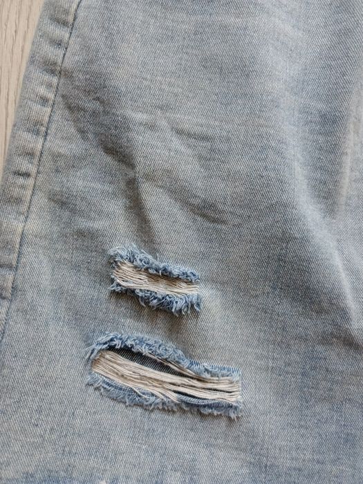 Mini jeansowa spódniczka, z przetarciami, roz. XS