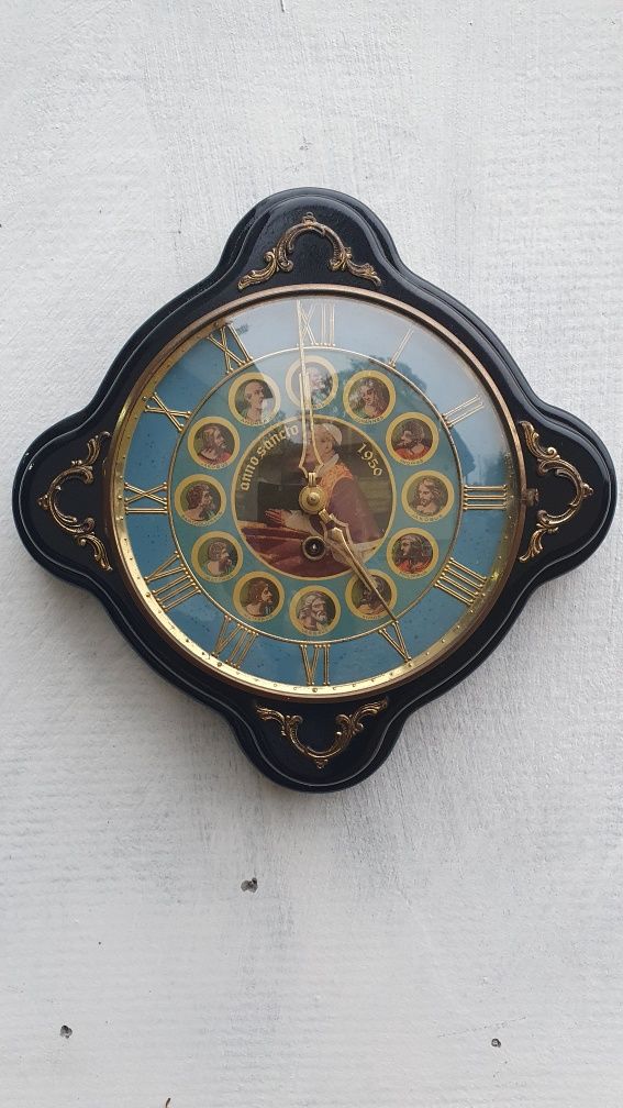 Zegar wiszący drewno brąz antyk papież i święci prezent na święta