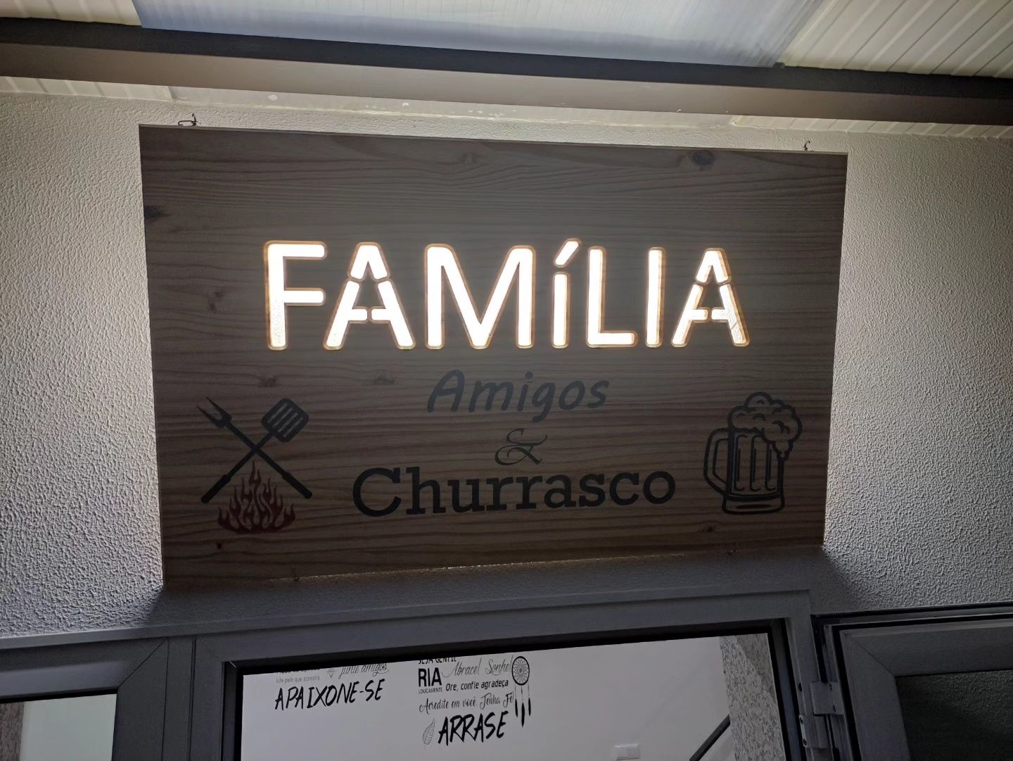 Placa de madeira personalizada para churrasqueira