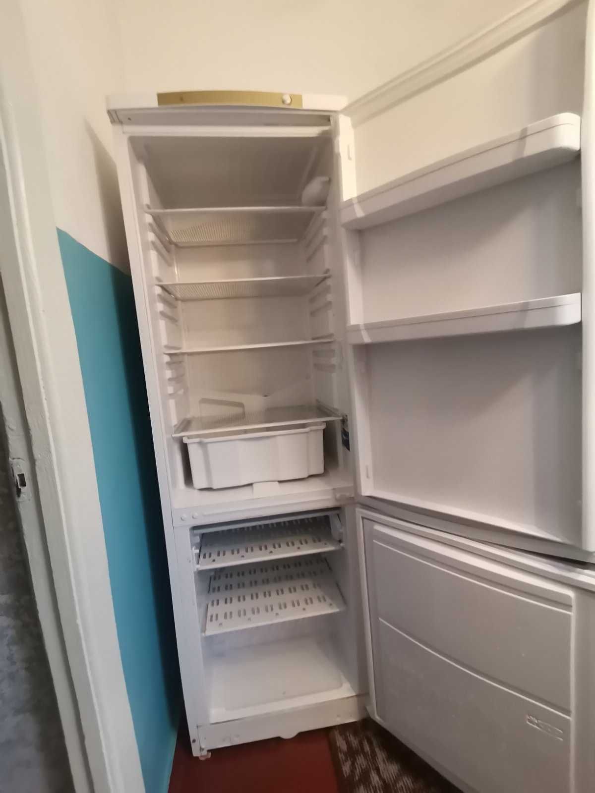 Холодильник Indesit, по запчастям.