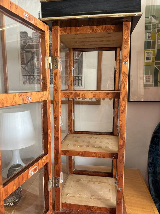 Vitrine totativa em madeira