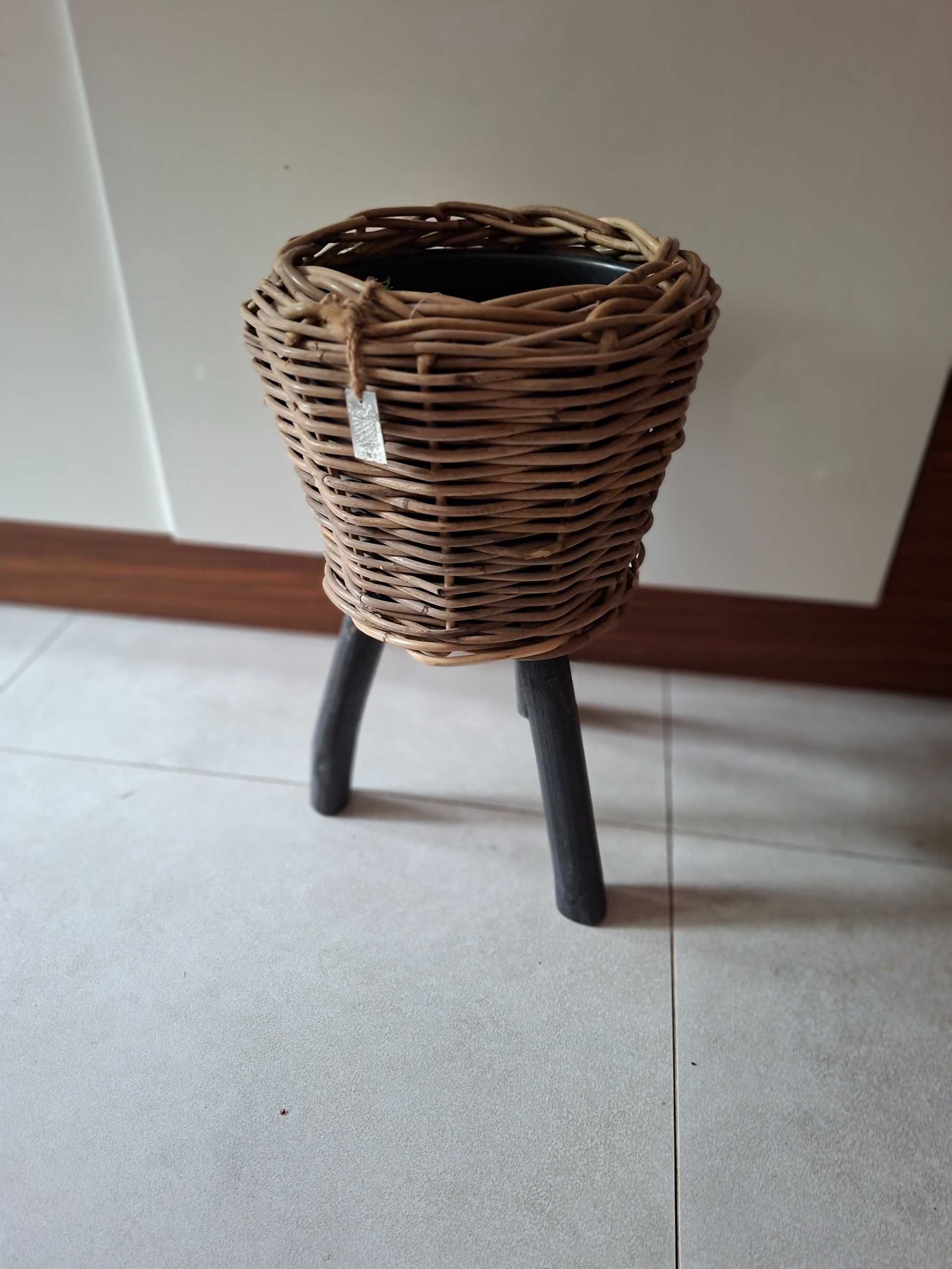 Oslona doniczki na nóżkach