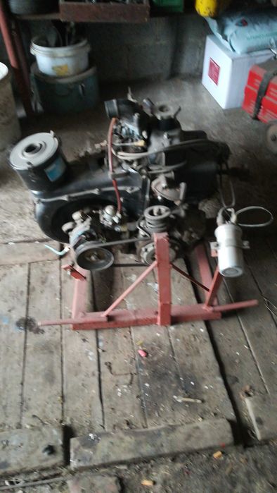 stary silnik ze skrzynią biegów fiat 126p maluch zabytek